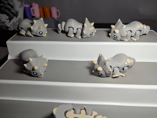 Mini Articulated Triceratops – Gray Dino Fidget Toy – Cute 3D Printed Dinosaur Desk Pet
