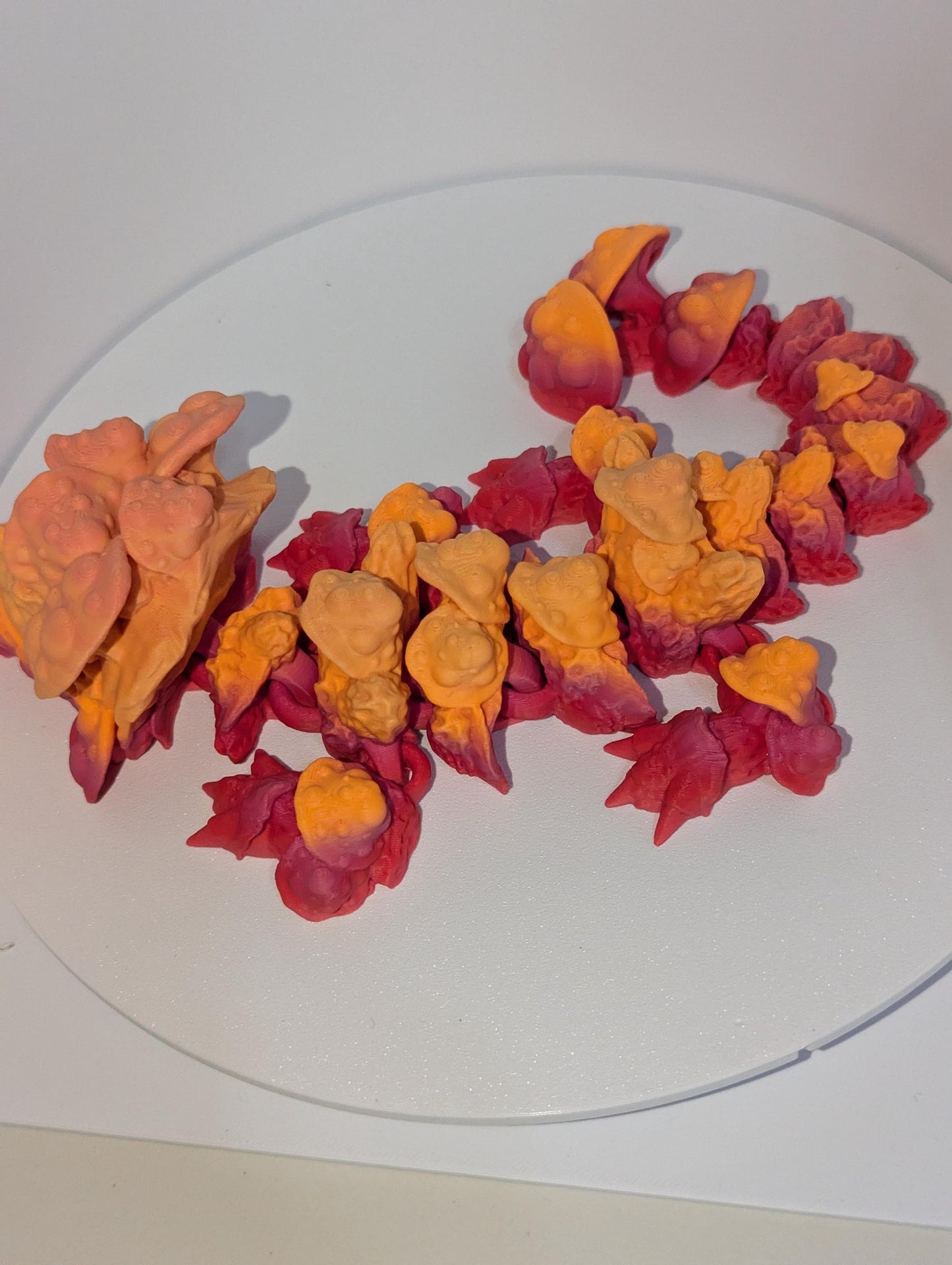 Shows the mushroom spine and claws on this articulated mushroom dragon.