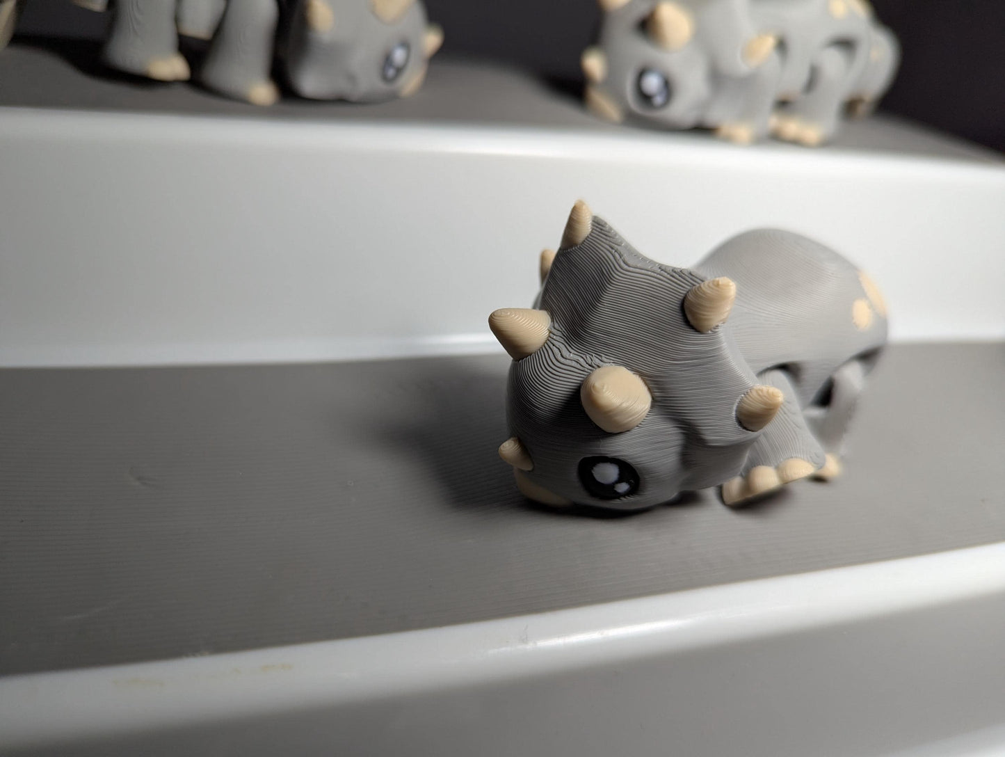 Mini Articulated Triceratops – Gray Dino Fidget Toy – Cute 3D Printed Dinosaur Desk Pet