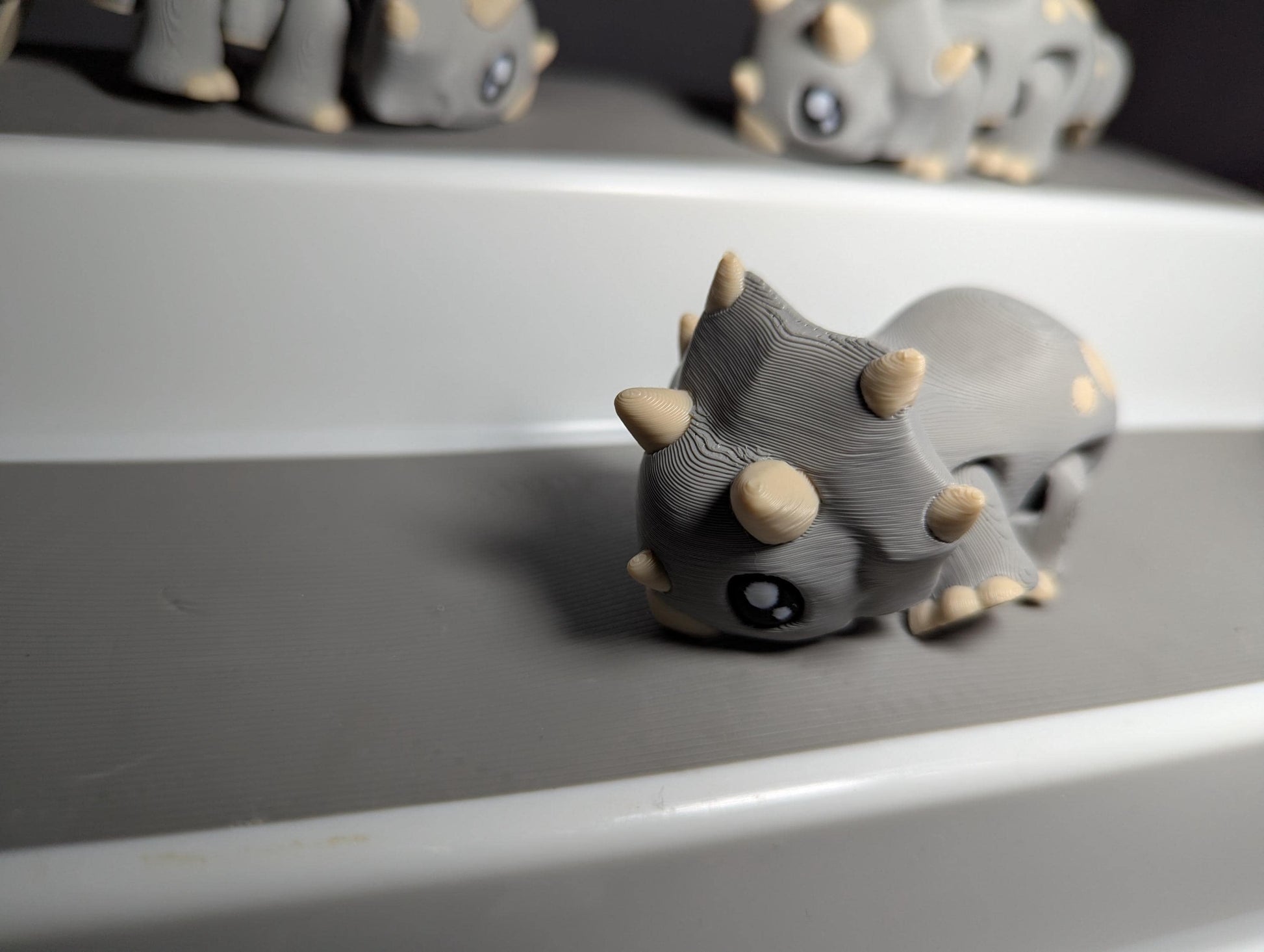 Mini Articulated Triceratops – Gray Dino Fidget Toy – Cute 3D Printed Dinosaur Desk Pet