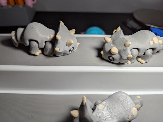 Mini Articulated Triceratops – Gray Dino Fidget Toy – Cute 3D Printed Dinosaur Desk Pet