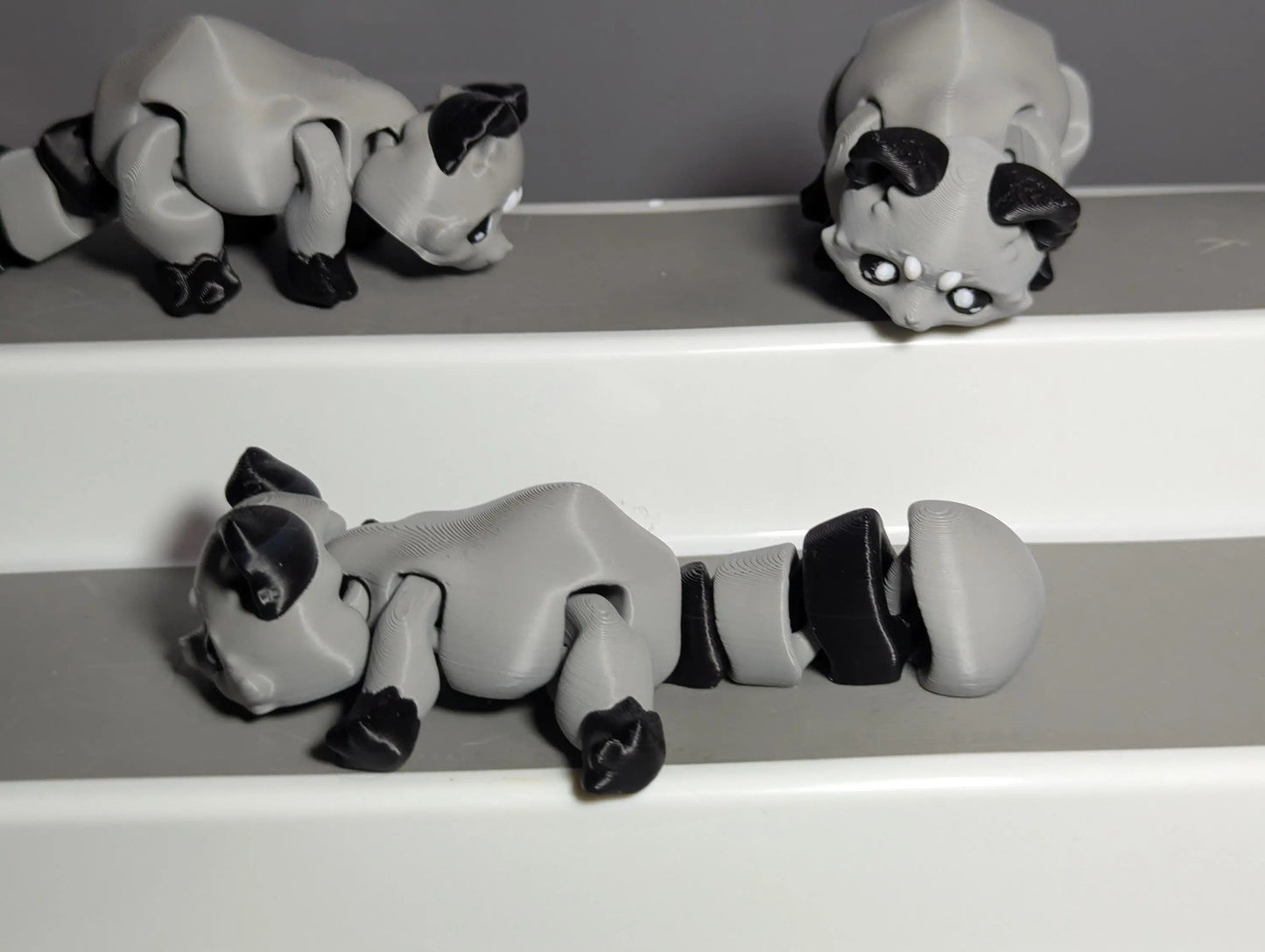 3D Printed Articulated Raccoon – Gray Black Flexible Fidget Toy – Cute Animal Figurine – Unique Gift for Raccoon Lovers – Desk Pet or Decor