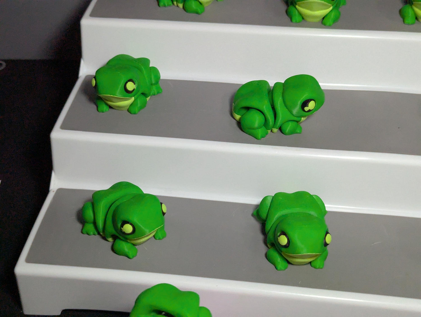 3D Printed Articulated Frog – Green Flexible Fidget Toy – Cute Frog Figurine – Unique Gift for Frog Lovers – Fun Desk Pet or Shelf Decor