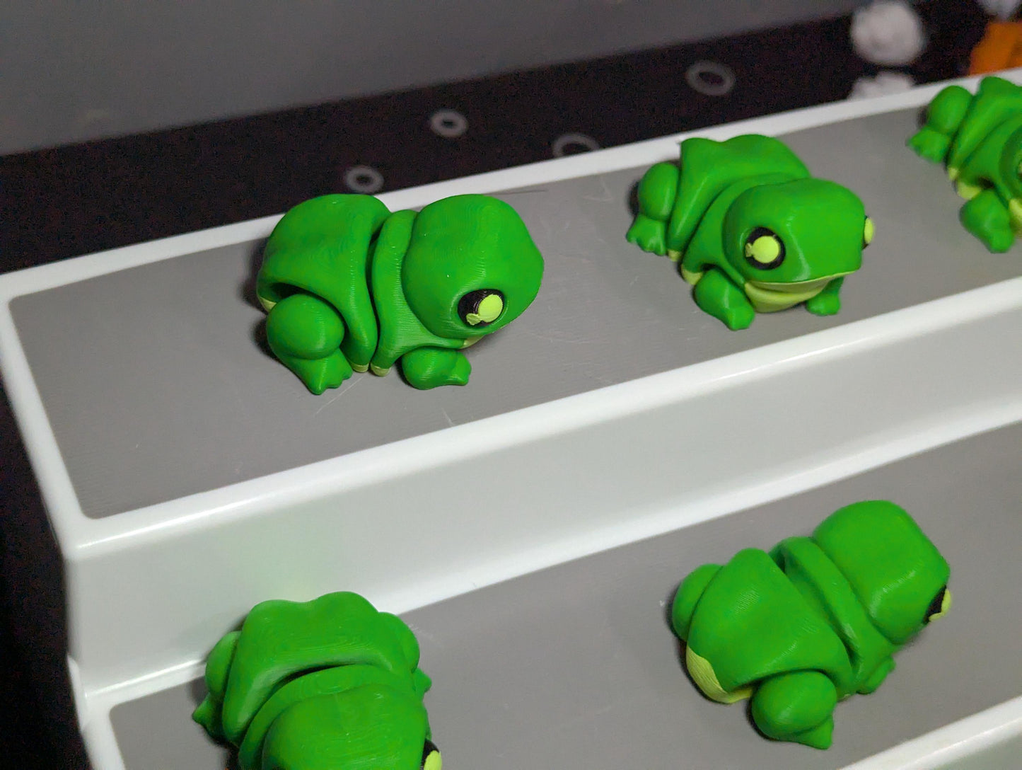 3D Printed Articulated Frog – Green Flexible Fidget Toy – Cute Frog Figurine – Unique Gift for Frog Lovers – Fun Desk Pet or Shelf Decor