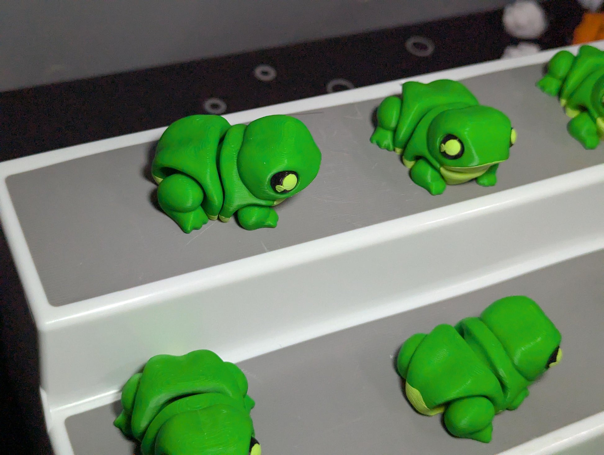 3D Printed Articulated Frog – Green Flexible Fidget Toy – Cute Frog Figurine – Unique Gift for Frog Lovers – Fun Desk Pet or Shelf Decor