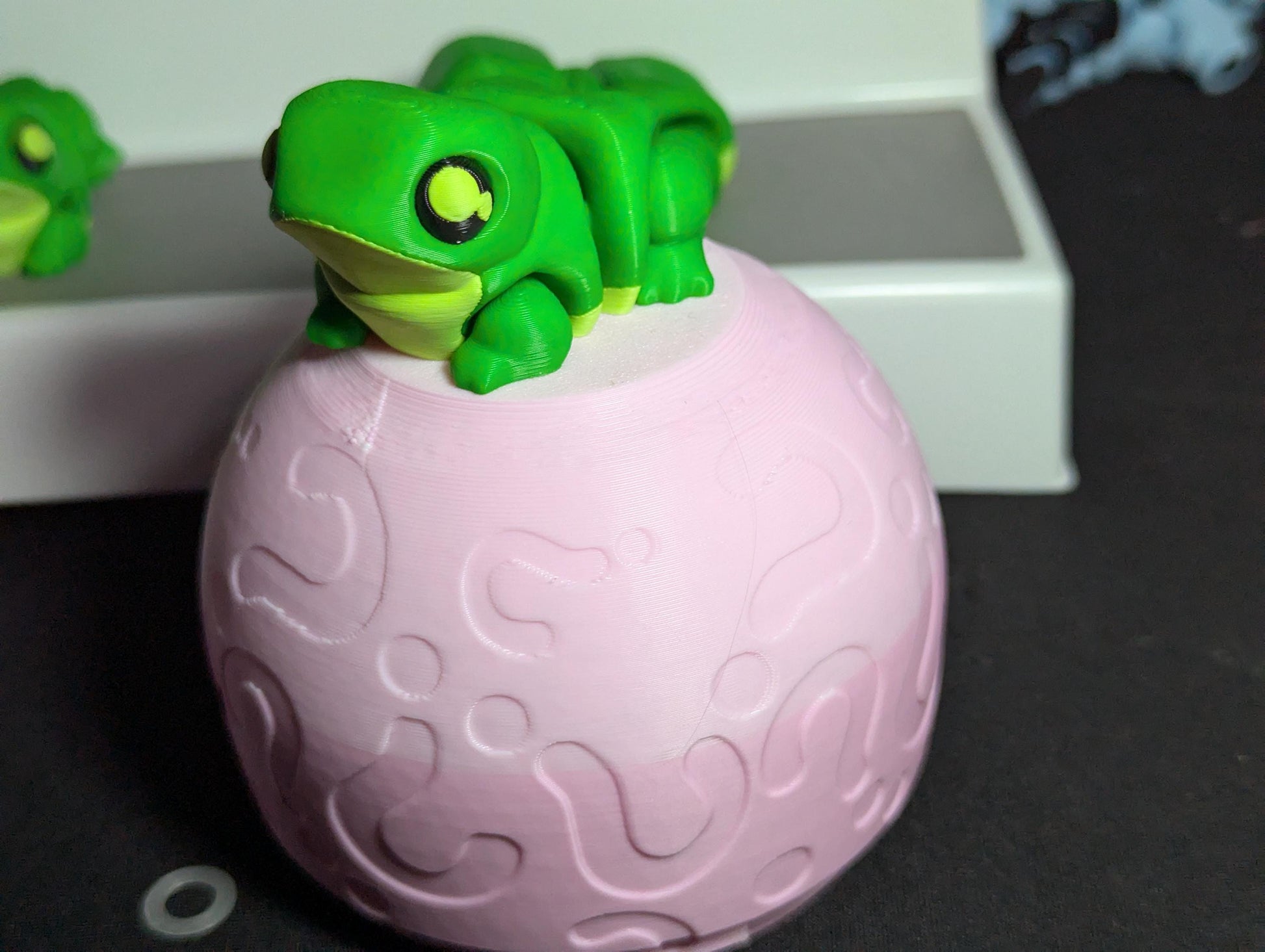 3D Printed Articulated Frog – Green Flexible Fidget Toy – Cute Frog Figurine – Unique Gift for Frog Lovers – Fun Desk Pet or Shelf Decor