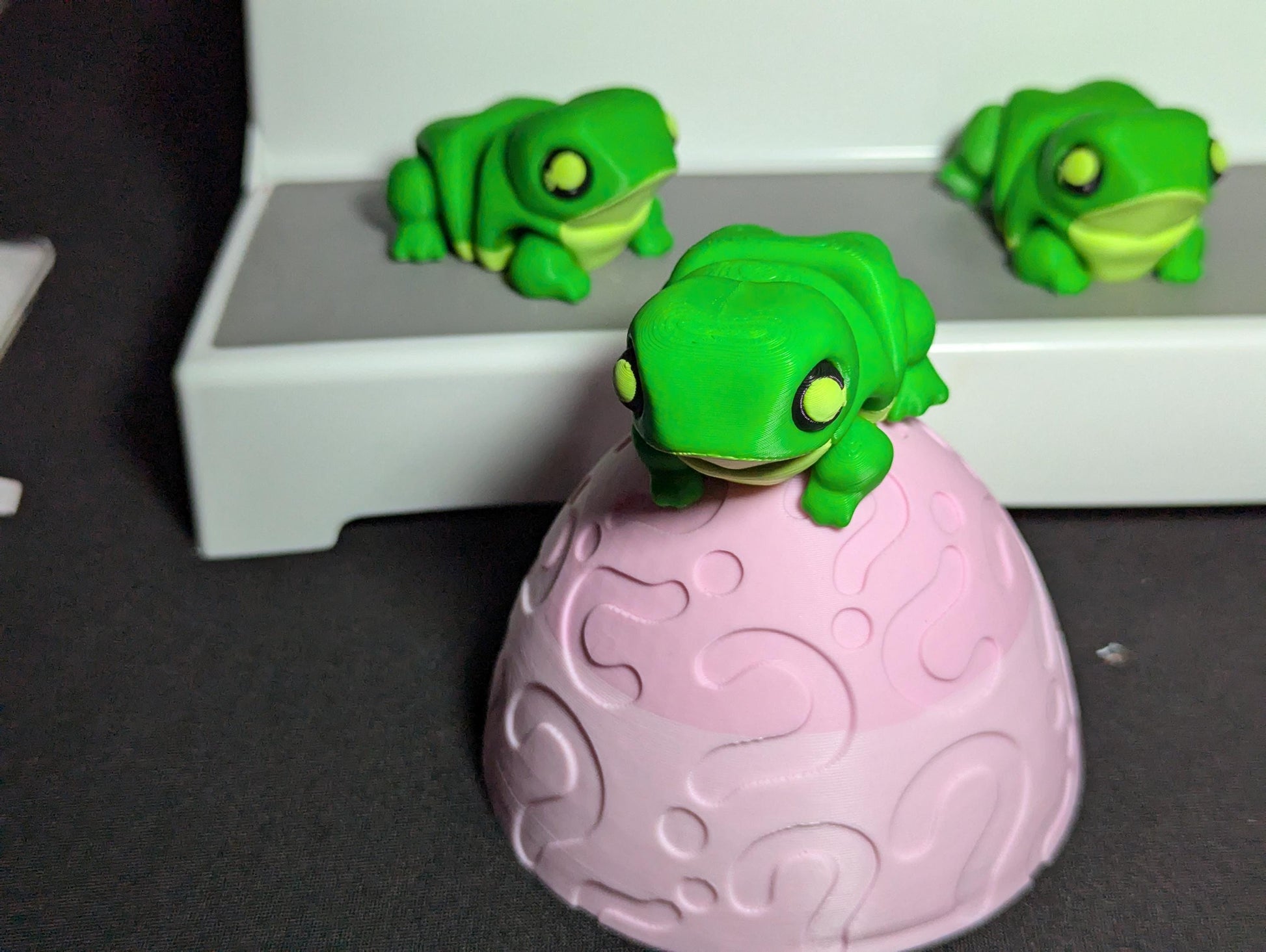 3D Printed Articulated Frog – Green Flexible Fidget Toy – Cute Frog Figurine – Unique Gift for Frog Lovers – Fun Desk Pet or Shelf Decor