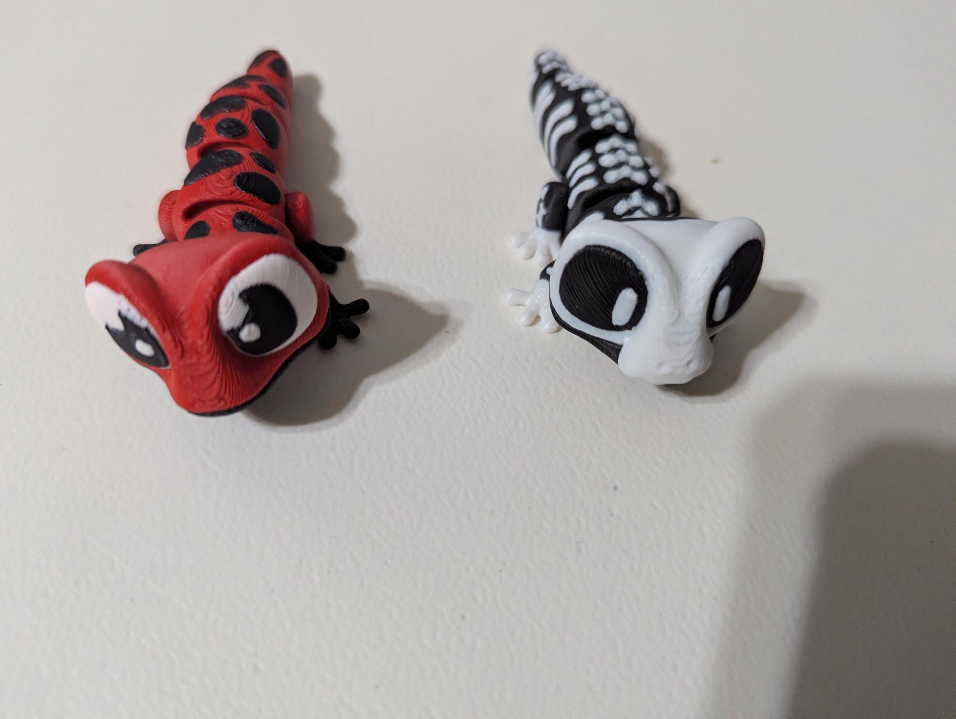 Articulated Gecko with spinning head Spooky Bones, Tribal Swirls & Spots