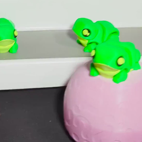 3D Printed Articulated Frog – Green Flexible Fidget Toy – Cute Frog Figurine – Unique Gift for Frog Lovers – Fun Desk Pet or Shelf Decor