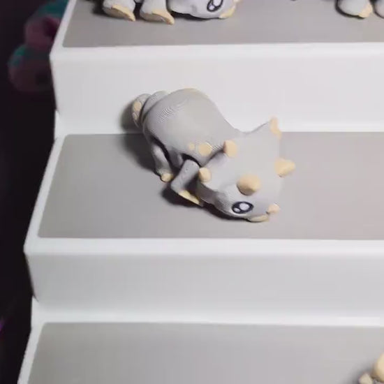 Mini Articulated Triceratops – Gray Dino Fidget Toy – Cute 3D Printed Dinosaur Desk Pet